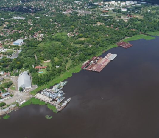 Barcazas Piratas operan en el rio Paraguay con el aval de las autoridades de Prefectura Barcazas Silos Amarradas en el 2019 en Puerto Pabla, Hoy estas barcazas se encuentran navegando sin documentación en el río Paraguay.