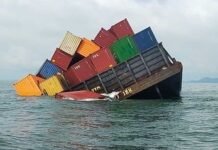 Barcaza con contenedores se hunde en aguas de indonesia