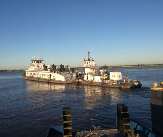 Prefectura autoriza traslado irregular y de forma precaria de un remolcador de gran porte poniendo en riesgo la navegación en aguas compartidas