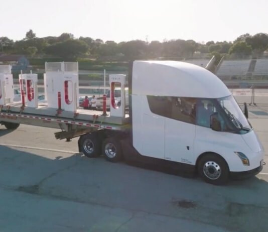 Tesla ya emplea el camión eléctrico Semi para transportar Supercargadores