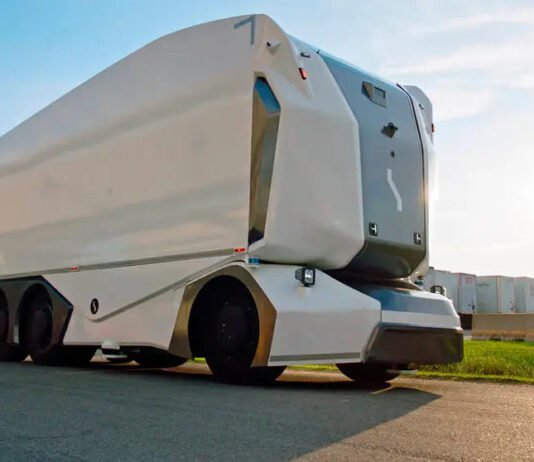 El camión eléctrico sin cabina de Einride será el primero en circular por vías públicas sin conductor