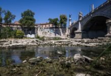 LA SEQUÍA EXTREMA EN ITALIA REVELÓ UN PUENTE ROMANO DE 2,000 AÑOS SEPULTADO POR EL RÍO TÍBER