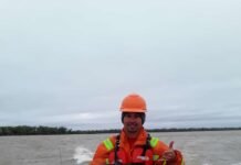 Convoy de barcazas pasa por encima a lancha de balizamiento y marinero pierde la vida