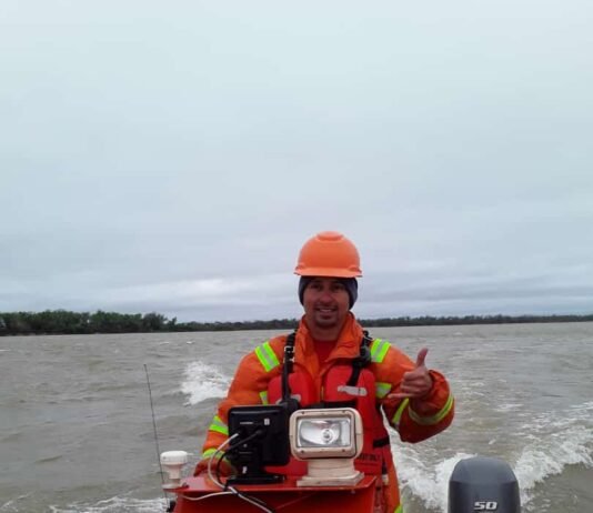 Convoy de barcazas pasa por encima a lancha de balizamiento y marinero pierde la vida