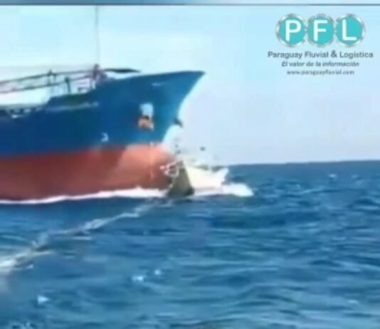 Barco indonesio aplasta barco pesquero que se interpuso en su camino