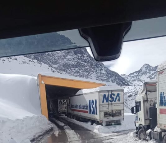Más de 2.800 camiones siguen varados en frontera entre Argentina y Chile debido a intensa nevada