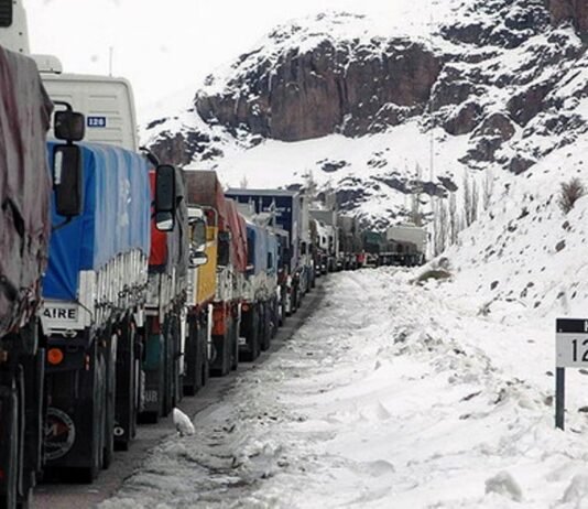 Más de 30 camioneros paraguayos, varados en Chile por intensa nevada