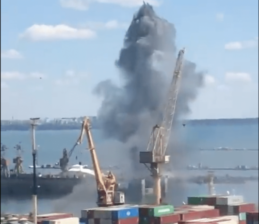 Rusia ataca el puerto de Odesa un día después de firmar el acuerdo para exportar el grano ucraniano