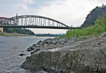 «Si me ves, llora». Reza una trágica frase escrita en rocas en el fondo del río, en Alemania, y vaticinian una grave crísis