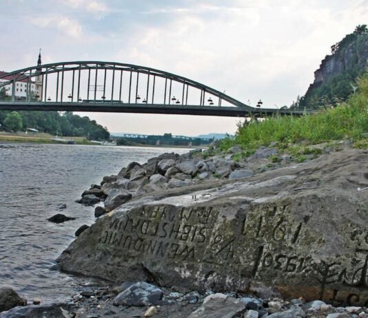 «Si me ves, llora». Reza una trágica frase escrita en rocas en el fondo del río, en Alemania, y vaticinian una grave crísis
