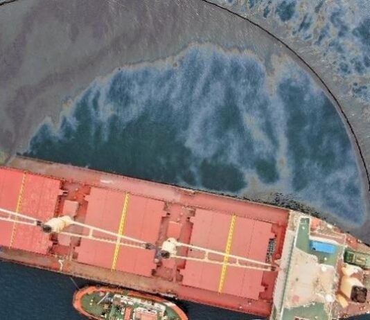 El vertido de fueloil de un buque varado en Gibraltar lleva al arresto del capitán