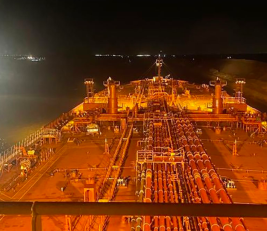 Reflotan un petrolero encallado en el Canal de Suez sin afectar la navegación