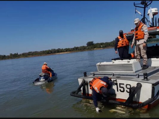 Manchas en el Paraná: el remolcador llevaba 9 barcazas de gasoil y nafta
