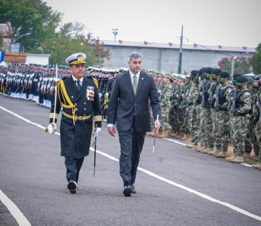 Presidente encabezó festejos e impuso medallas por el Día de la Armada Paraguaya
