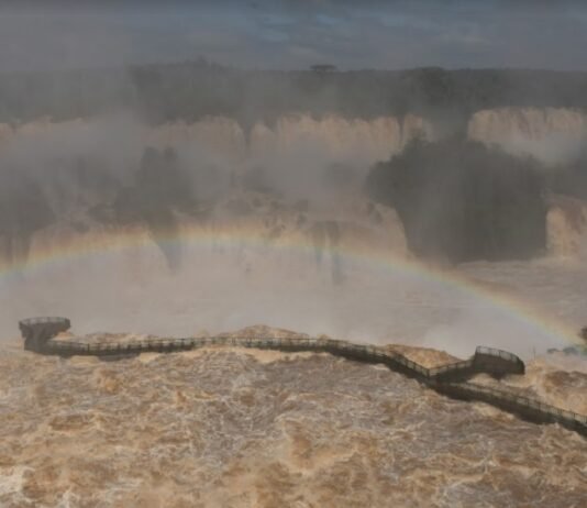 Tragedia en las Cataratas del Iguazú: investigan las causas del vuelco de una embarcación turística que dejó un fallecido