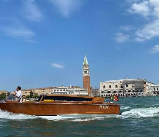 Primera instalación de Yanmar de un motor para un barco taxi, en Venecia
