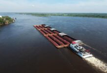 Una extraña insistencia navega por el rio Paraguay