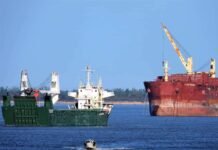 Maquinaria agrícola cae en aguas del río de la plata de un buque paraguayo y PNA detiene embarcación