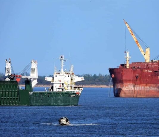 Maquinaria agrícola cae en aguas del río de la plata de un buque paraguayo y PNA detiene embarcación
