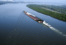 Los niveles de agua del río Mississippi enredan los envíos de granos