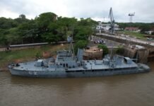 Logran adrizar el histórico Cañonero HUMAITÁ, el bajo nivel del río ayudo a evitar el hundimiento total