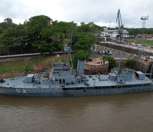 Logran adrizar el histórico Cañonero HUMAITÁ, el bajo nivel del río ayudo a evitar el hundimiento total