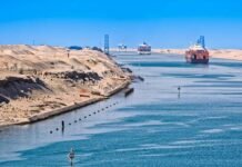 Susto en el Canal de Suez: reflotan al MV Glory, un buque cargado con 65.000 toneladas de maíz