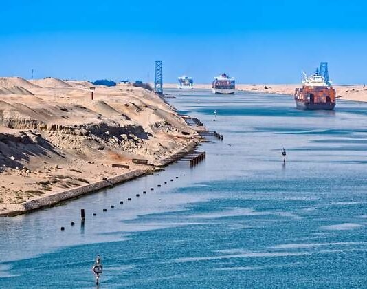 Susto en el Canal de Suez: reflotan al MV Glory, un buque cargado con 65.000 toneladas de maíz