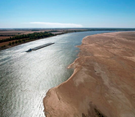 El tráfico de barcazas disminuye en la parte superior del río Mississippi en medio de bajos niveles de agua en el sur
