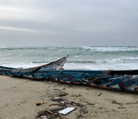 Al menos 60 personas murieron en el naufragio de una embarcación con migrantes en el sur de Italia