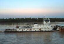 Fuerte colisión de convoyes en el río Paraguay deriva en barcazas dañadas y, a la deriva