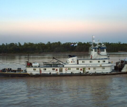 Fuerte colisión de convoyes en el río Paraguay deriva en barcazas dañadas y, a la deriva