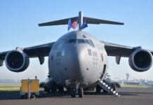 En los 100 años de la Aviación Militar paraguaya salta en paracaídas el propio Presidente