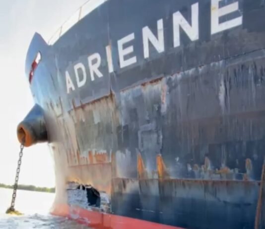 Barcazas Paraguayas cargadas con mineral de hierro navegaron al garete en el Río Paraná y colisionaron contra un buque Liberiano