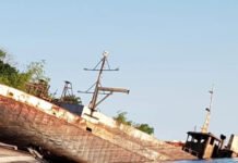 Un grupo de navegantes exploró el cementerio de barcazas del río Paraná