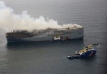 Remolcan el carguero en llamas frente a la costa neerlandesa lejos de las rutas marítimas