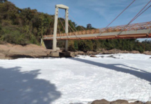 Río Tietê forma espuma tóxica en ciudades del interior de SP