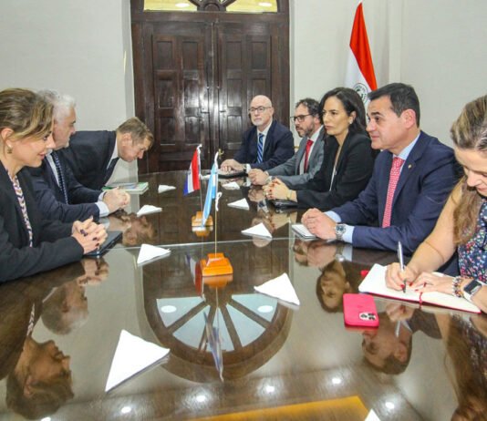 Reunión en Cancillería busca descomprimir tensión generada entre Argentina y Paraguay por la retención de buques