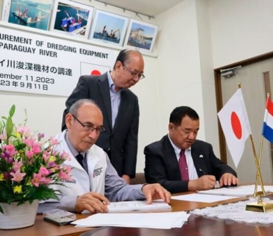 Japón suscribió contrato de construcción de draga para el Paraguay