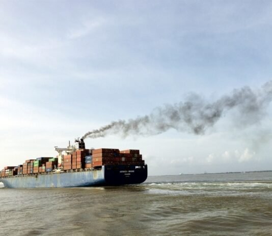 Informe advierte que el sector marítimo debe acelerar cambios para lograr metas de descarbonización de 2030