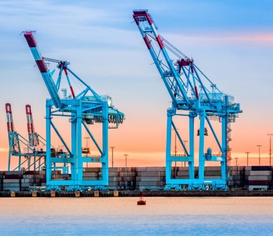 APM Terminals Comisiona Gigantes Grúas Nuevas de Contenedores en el Puerto de Nueva York y Nueva Jersey