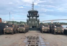 El Ejército Brasileño realiza el traslado fluvial de los vehículos destinados a fortalecer la presencia en la frontera con Venezuela y Guyana