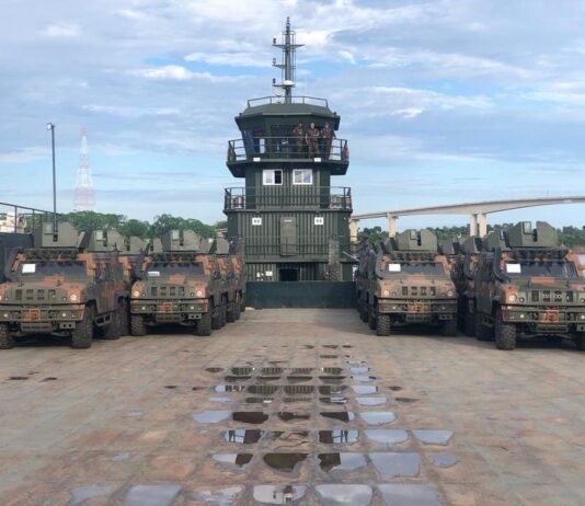 El Ejército Brasileño realiza el traslado fluvial de los vehículos destinados a fortalecer la presencia en la frontera con Venezuela y Guyana