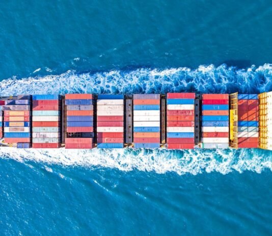 El complejo y costoso desvío de 6,500 kilómetros que deben tomar los grandes cargueros para evitar los ataques en el mar Rojo