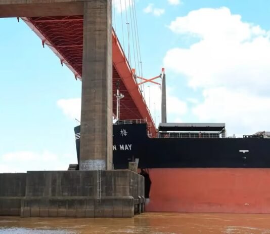 Navegación del río Paraná sigue suspendida en zona de Zárate tras la colisión de un buque contra el puente
