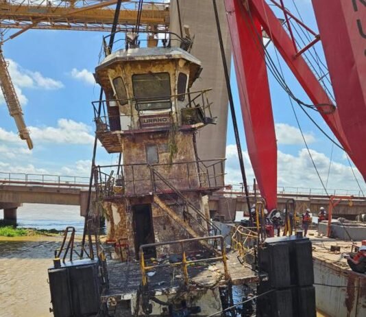 Reflotaron al remolcador Urano hundido en Diciembre en el Puerto T6 de San Lorenzo