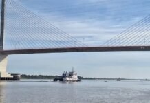 Colocan defensa anticolisión en la base de los pilotes del puente Héroes del Chaco