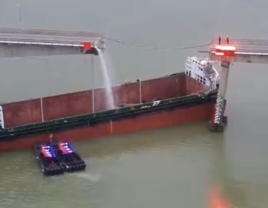 Al menos cinco muertos tras el choque de un buque contra un puente en China