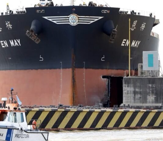 Prefectura Naval Argentina autoriza maniobra de retiro del buque «EN MAY» del puente Zárate-Brazo Largo