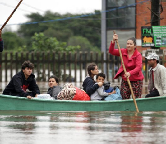 Devastadoras inundaciones en Brasil: ya son 31 los muertos y el agua llegó al centro de Porto Alegre